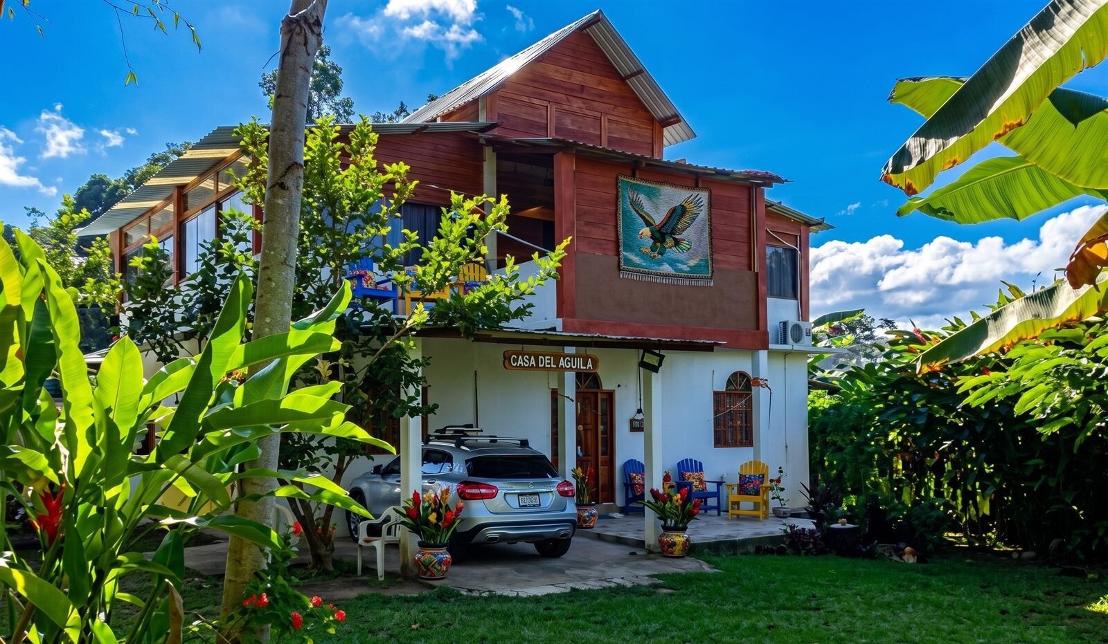 Cabaña Vuelo del Águila, casa de dos plantas con el emblema del águila